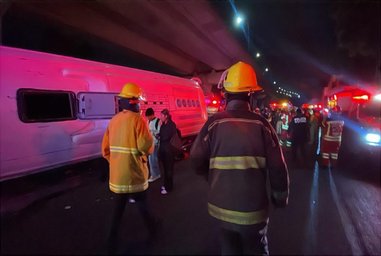 Autoridades estatales brindaron auxilio a estudiantes lesionados tras volcar autobús escolar
