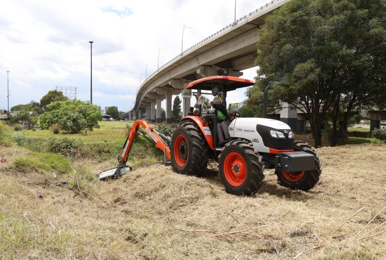 Transforma gobierno estatal accesos a Puebla con barrido mecánico y mantenimiento
