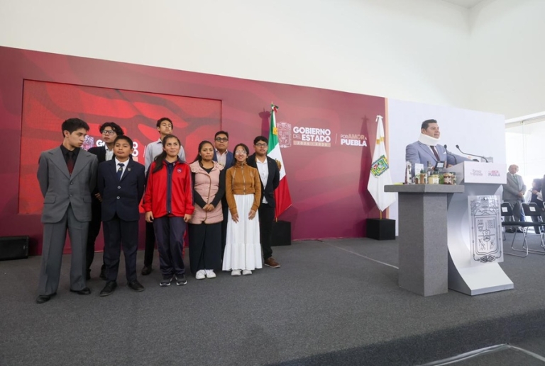 Gobierno estatal apoya a talento poblano rumbo a olimpiada matemática en Singapur 
