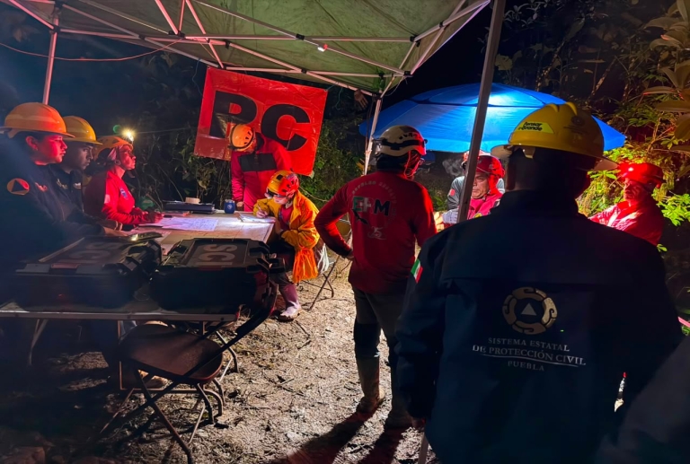 Por tercer día consecutivo continúa búsqueda en Gruta de Chichicazapan