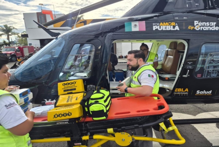 Gobierno estatal garantiza atención especializada con traslado aéreo desde Acatlán