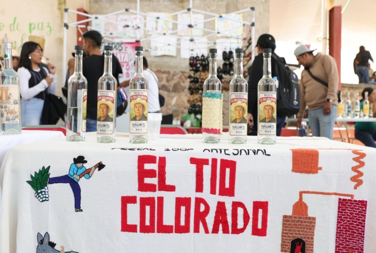 Gobierno estatal impulsa mezcal, artesanías y riqueza comunitaria en Caltepec