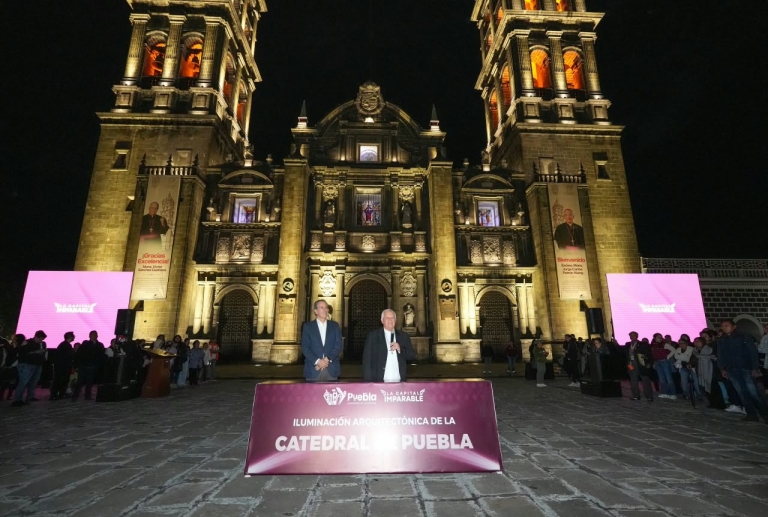 Inauguran Pepe Chedraui y Arquidiócesis de Puebla nueva iluminación de la Catedral
