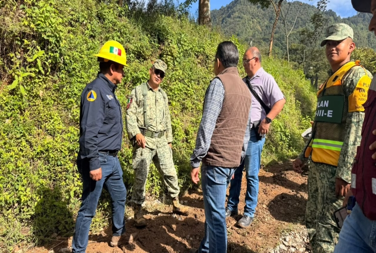 Órdenes de gobierno y fuerzas armadas atienden deslizamiento de tierra en Pahuatlán