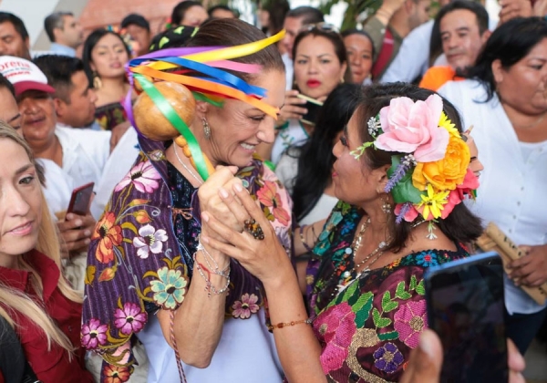 Al ritmo de batucada, dan la bienvenida a Claudia Sheinbaum en Tuxtla Gutiérrez