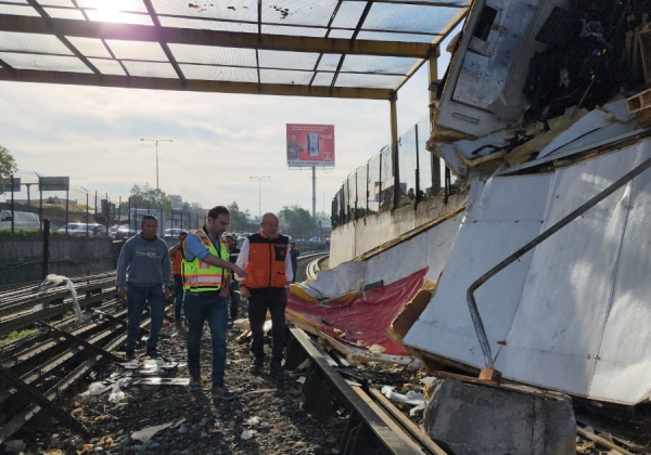 Choca tráiler contra malla ciclónica de Línea 5 del Metro