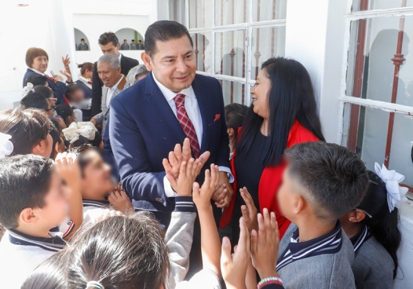 Alejandro Armenta visita su “alma mater”