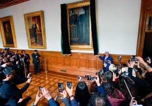 AMLO devela su retrato en la Galería de los Presidentes en Palacio Nacional