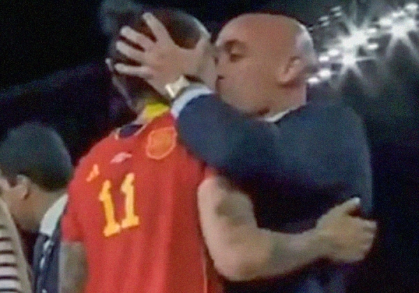 Luis Rubiales renuncia a la federación española de futbol