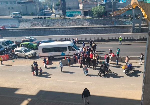 Vecinos bloquean la autopista México-Puebla; exigen parada de trolebús en Iztapalapa