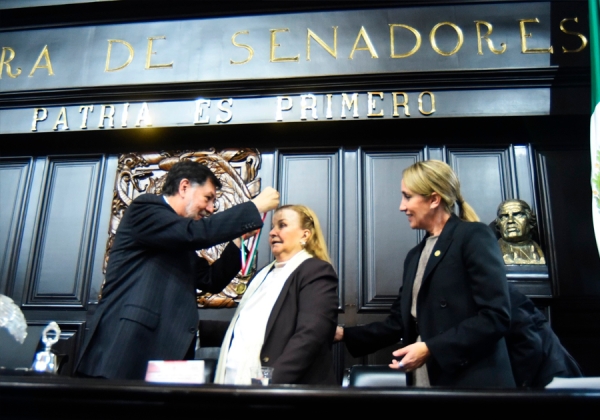 Senado otorga Medalla Belisario Domínguez a Ninfa Deándar Martínez