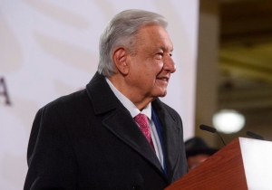 AMLO se emociona hasta las lágrimas con canción en su última mañanera