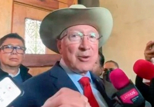 Ken Salazar regresa a Palacio Nacional y evita críticas a la reforma judicial