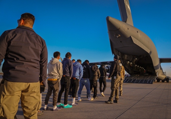 Estados Unidos inicia deportaciones de migrantes en aviones militares