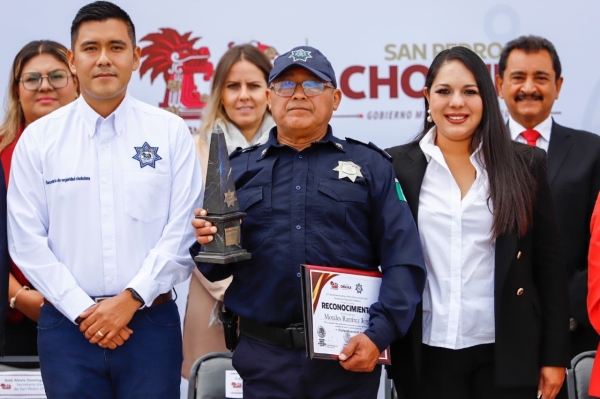 Tonantzin Fernández encabeza histórico reconocimiento a policías jubilados por 30 años de servicio en Cholula