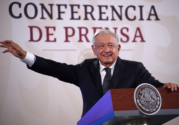 Anuncia AMLO aumento salarial de 10% a maestros federales